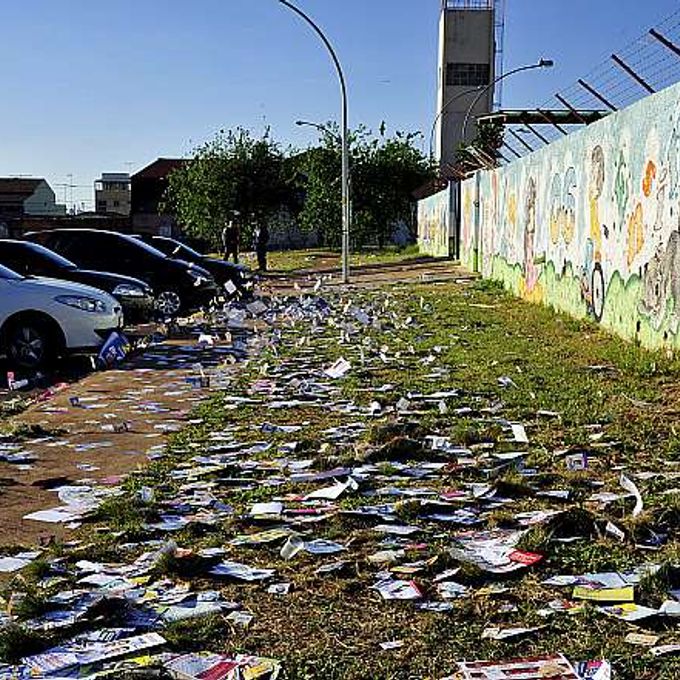 Lixo eleitoral despejado na rua, em Brasília