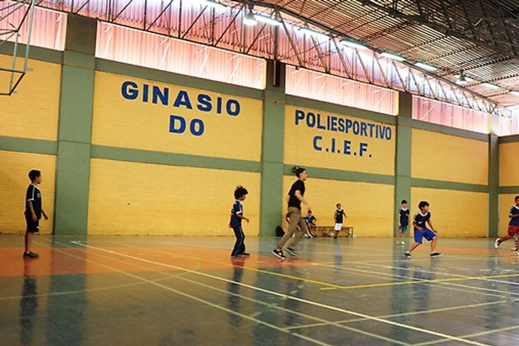 Esporte - geral -  prática desportiva escolar brincadeiras educação física quadra poliesportiva jogos