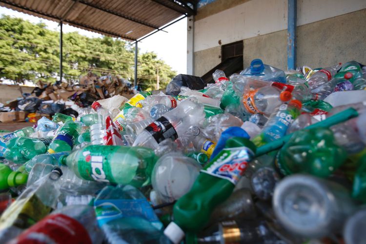 Meio Ambiente - lixo e reciclagem - recicláveis garrafas plásticos coleta seletiva