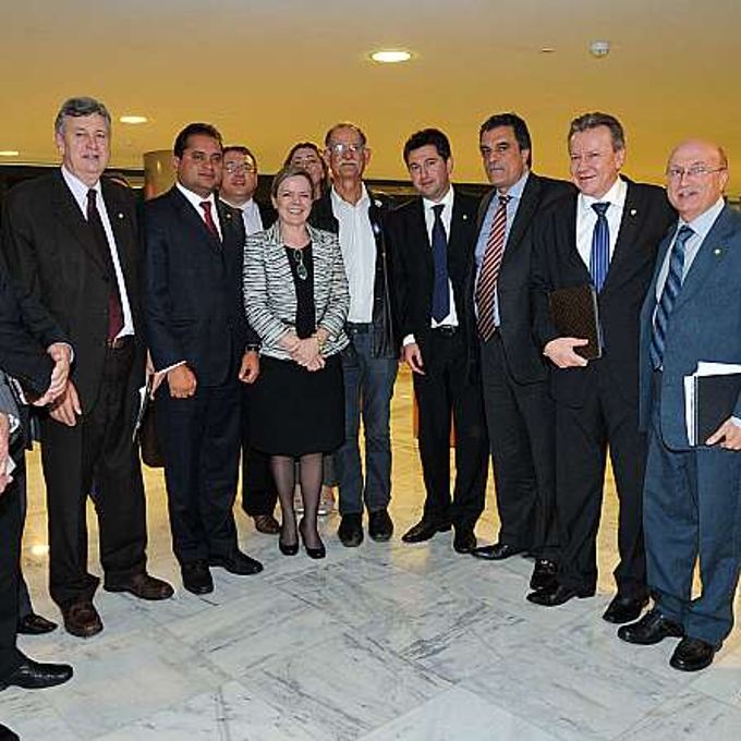 Reunião da ministra-chefe da Casa Civil, Gleisi Hoffmann, com parlamentares sobre demarcação de terras indígenas.