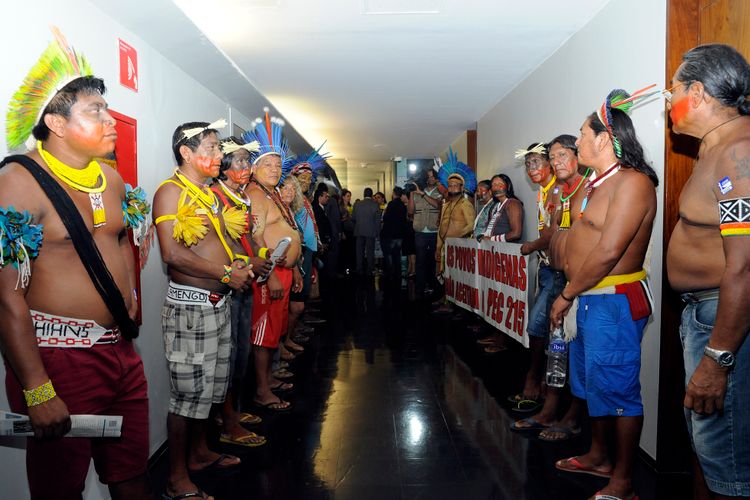 Índios fazem manifestação no corredor das comissões