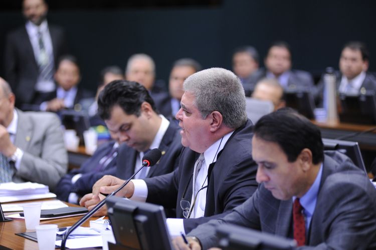 Deputado Carlos Marun falando ao microfone na CPI da Petrobrás