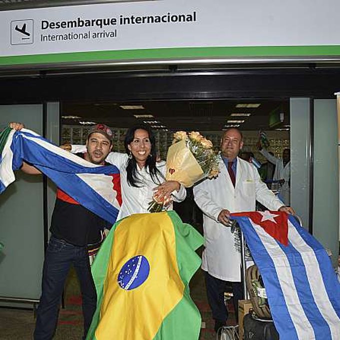 Saúde - médicos - médicos estrangeiros - Médicos cubanos que vão trabalhar no programa Mais Médicos, chegam a Brasília (24/08)