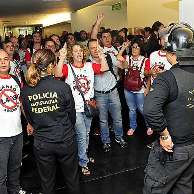 Manifestantes tentam entrar nos corredores de acesso do plenário