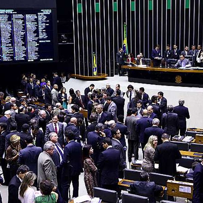 Sessão conjunta (Câmara e Senado) destinada a analisar vetos da presidente Dilma Rousseff a matérias aprovadas pelo Parlamento. Em análise, o veto ao dispositivo da Medida Provisória 621/13, do programa Mais Médicos, que previa a criação de uma carreira de Estado para os médicos estrangeiros do programa após sua finalização