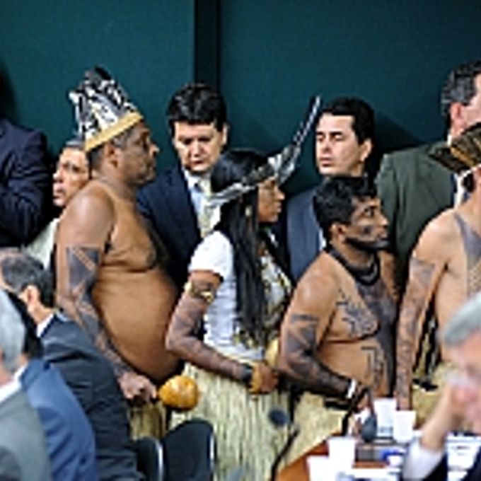Indígenas participam de audiência pública com a presença da ministra-chefe da Casa Civil, Gleisi Helena Hoffmann, sobre esclarecimentos acerca da identificação e delimitação das terras indígenas no Brasil