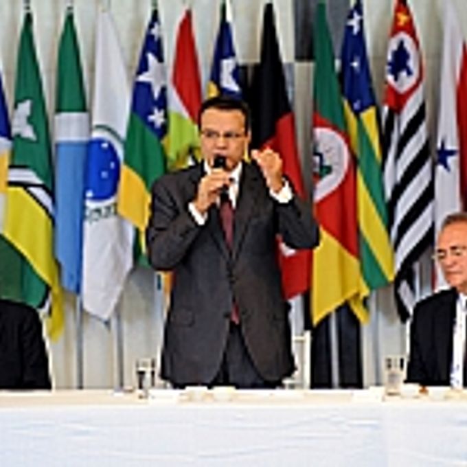 Presidentes da Câmara Henrique Eduardo Alves e do Senado Renan Calheiros durante reunião com governadores e lideres para discutir sobre o Pacto Federativo