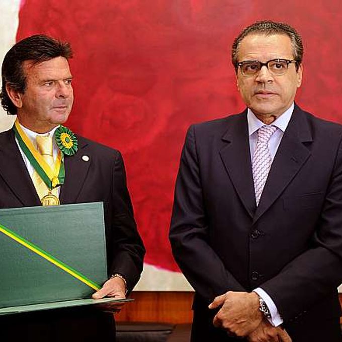 Presidente Henrique Eduardo Alves entrega ao ministro do STF Luiz Fux a Medalha Mérito Legislativo, concedida pela Câmara dos Deputados a pessoas com relevantes serviços prestados ao país