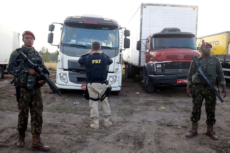 Agentes da Polícia Rodoviária Federal (PRF) começaram a identificar os caminhões parados fora das estradas e dos acostamentos na Rodovia Presidente Dutra