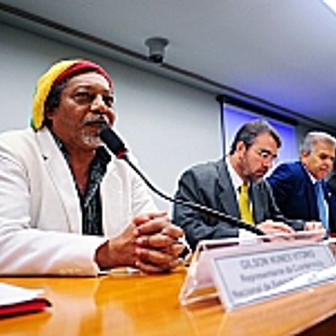 Gilson Nunes Vitório (representante da Coordenação Nacional de Entidades Negras - CONEN), dep. Henrique Fontana (relator) e dep. Edinho Araújo (1º vice-presidente)