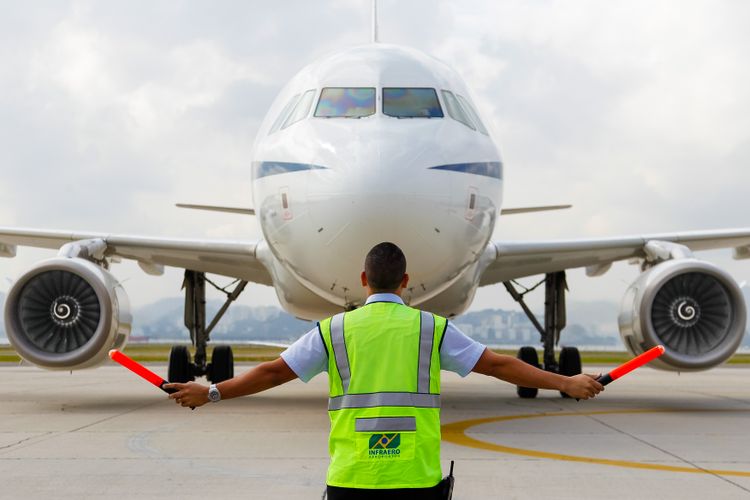 Transporte - aviação - pátio aeroportos voos viagens segurança pousos aterrissagens aeroportuários infraero