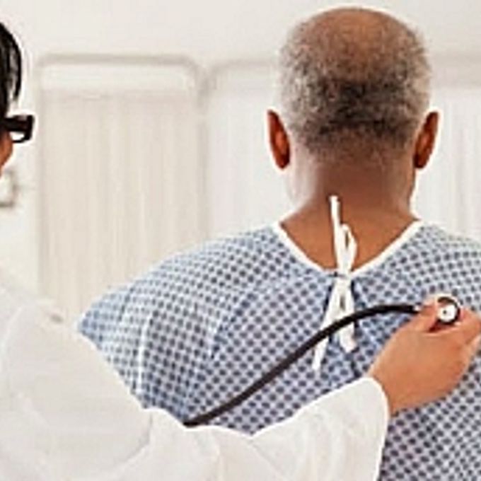 Saúde - Médicos - Médico examinando paciente