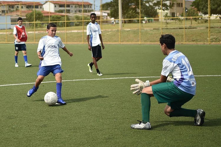 Esporte - atletas - escolinha futebol alunos atividades esportivas crianças jovens