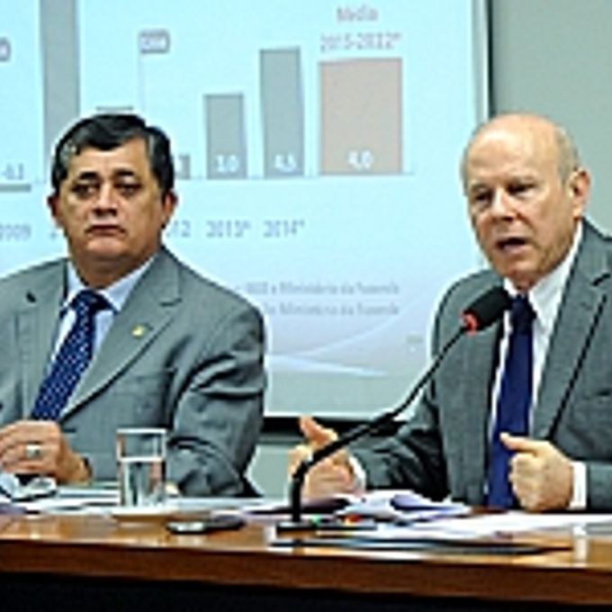 Reunião para discutir sobre as perspectivas da economia brasileira para o ano de 2013. (E) Líder do PT na Câmara, dep. José Guimarães (PT-CE); ministro da Fazenda, Guido Mantega