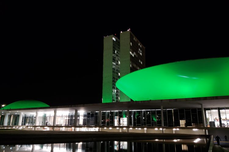 Congresso Nacional iluminado de verde em alerta para prevenção do câncer de cabeça e pescoço
