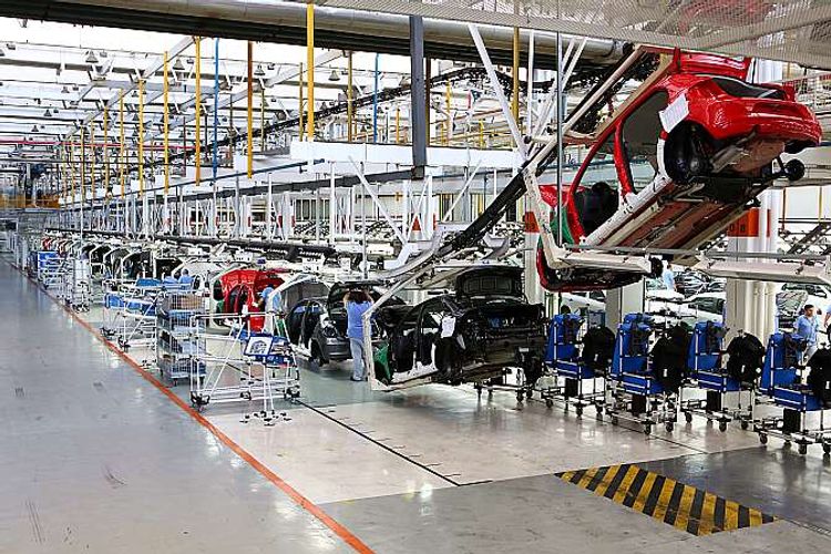 Economia - indústria - atividade econômica montadora automóveis máquinas emprego fábrica produção