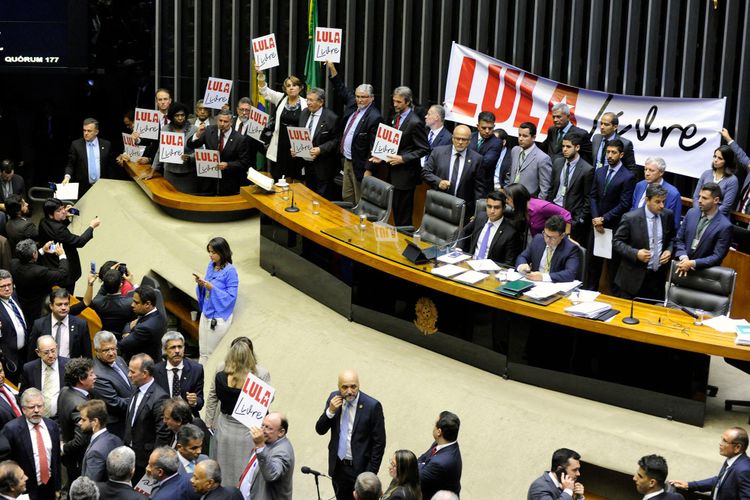 Deputados Pró-Lula protestam no plenário