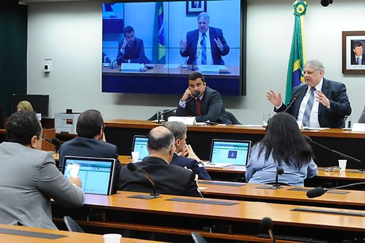 Audiência pública da Subcomissão Permanente para tratar do combate ao crime organizado sobre o tráfico de armas no Brasil