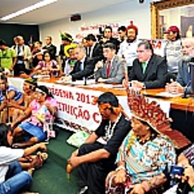 Índios protestaram na Câmara, na terça-feira, contra a PEC que altera regras de demarcações de reservas