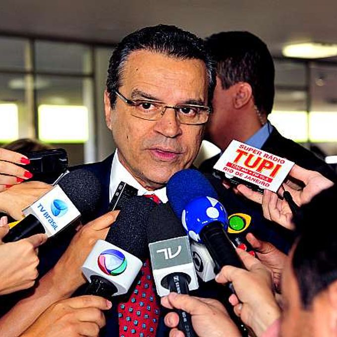 Presidente da Câmara, dep. Henrique Eduardo Alves (PMDB-RN) diz que vai aguardar decisão final do Supremo Tribunal Federal (STF) quanto à manutenção do mandato de Natan Donadon (PMDB-RO)