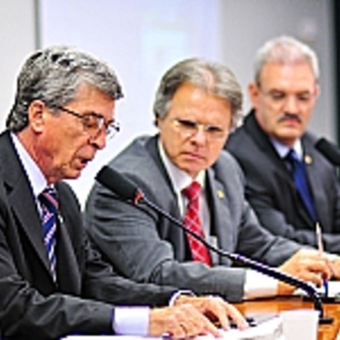 Reunião ordinária e audiência pública - Orlando Moreira da Silva (chefe do Departamento Nacional de Trânsito - DENATRAN),  dep. Vanderlei Macris (relator) e dep. Geraldo Resende (presidente)