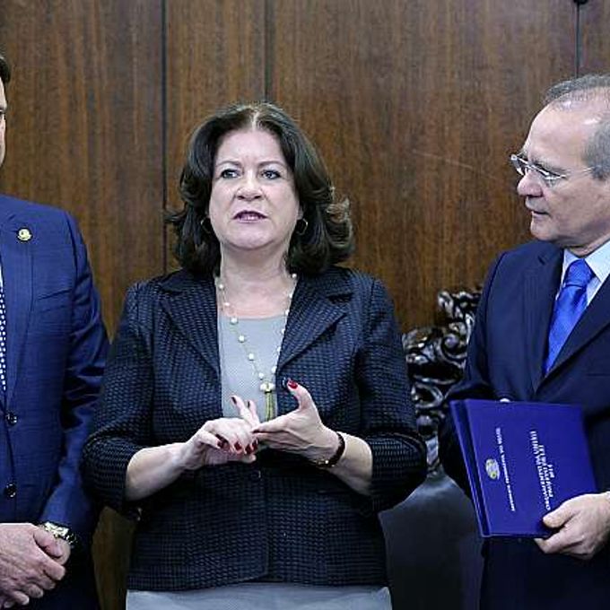 Ministra do Planejamento, Miriam Belchior, entrega a proposta do Projeto de Lei Orçamentária Anual (LOA) de 2014 ao presidente do Senado, Renan Calheiros (D)