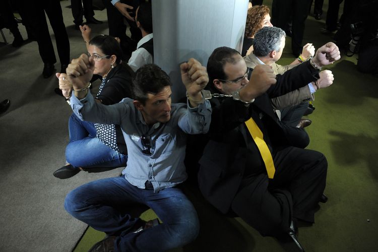 Manifestantes se acorrentam em pilastra da Câmara como forma de protesto pró-impeachment da presidente Dilma Rousseff