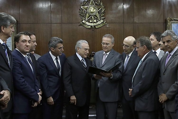 Presidente Michel Temer entrega ao presidente do Congresso, sen. Renan Calheiros os projeto da mudança na meta fiscal