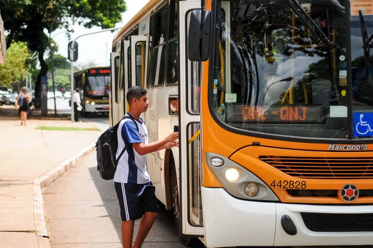 Transporte - ônibus  - transportes públicos passe livre estudantil estudantes alunos gratuidade passagem