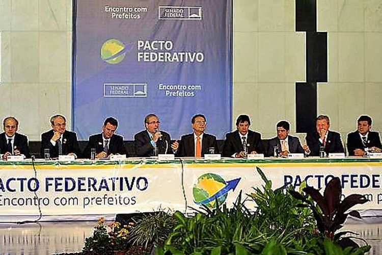 Prefeitos de todas as regiões do país se reúnem com o presidente do Senado, Renan Calheiros (PMDB-AL) no Salão Negro do Congresso para discutir o Pacto Federativo