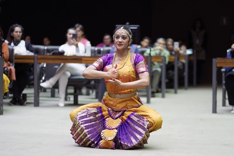 Homenagem ao Dia Internacional do Yoga. Apresentação de dança indiana com Maria Vilarinho - Mirabai