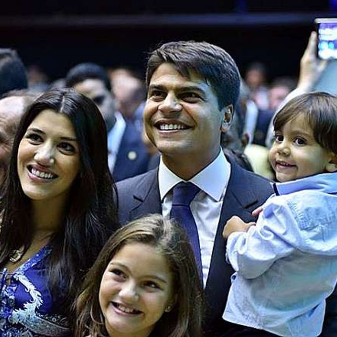 Deputado Pedro Paulo (PMDB-RJ) com a família na posse da 55ª Legislatura.