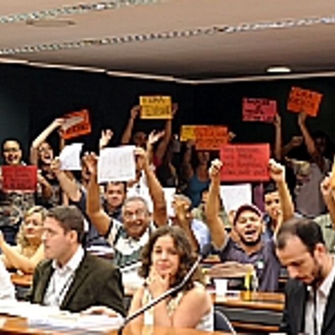 Manifestantes protestam contra a permanência do dep. Pr. Marco Feliciano (PSC-SP) na presidência da CDHM, durante Audiência Pública