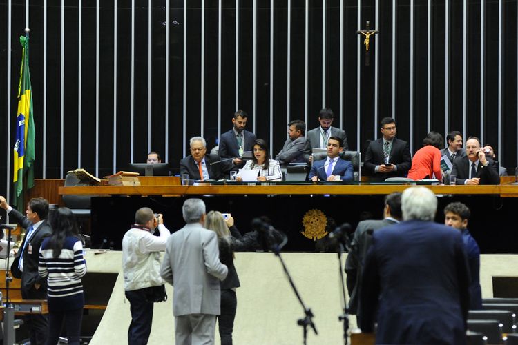 A segunda-secretária da Câmara dos Deputados, Mariana Carvalho (PSDB-RO) faz a leitura do parecer contra a investigação do presidente Michel Temer
