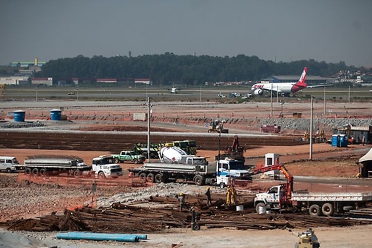 Transporte - aviação - obras em aeroportos 2013
