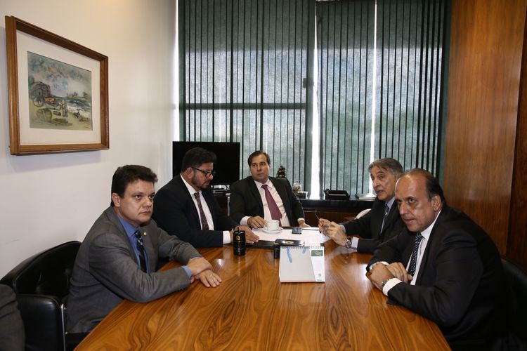Presidente Rodrigo Maia durante encontro com governadores