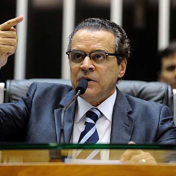 Presidente Henrique Eduardo Alves discursa em defesa da imagem da Câmara e do Congresso Nacional em referência a matéria do programa Fantástico, da Rede Globo, veiculado no último domingo (8)