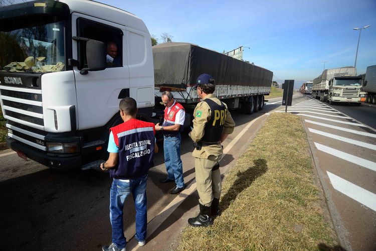 Transporte - caminhões - fiscalização estradas mercadorias receita polícia rodoviária cargas