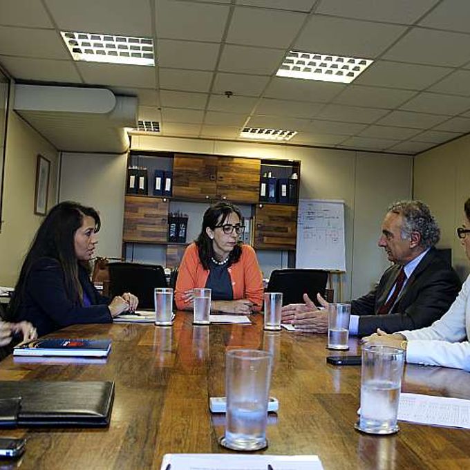 Deputado Ricardo Tripoli, acompanhado da equipe da Rede Legislativa, com Patrícia Ávila da Anatel.