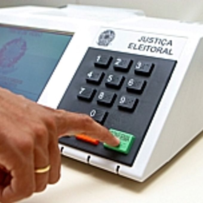 Política - Eleições - Eleitor votando na urna eletrônica
