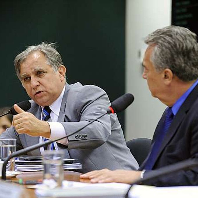 Reunião Ordinária para discussão e votação do parecer. Dep. Izalci (PSDB-DF) e Magela (PT-DF)