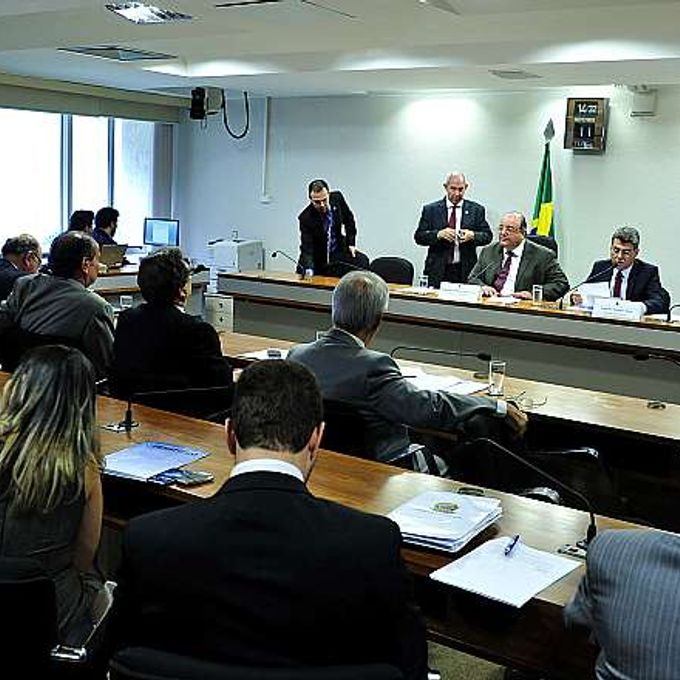 Reunião para apreciação de pareceres, entre eles, o relatório do senador Romero Jucá (PMDB-RR), sobre o exercício do direito de greve dos servidores públicos, previsto no inciso VII do art. 37 da Constituição Federal