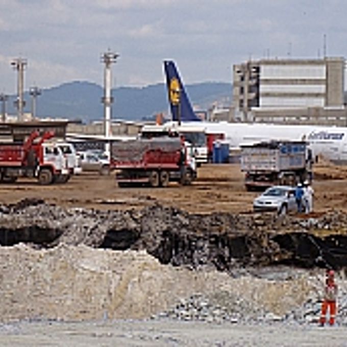 Governo - Obras Copa 2014 - Aeroporto de Guarulhos (SP) - Terraplanagem do 3º Terminal de Passageiros