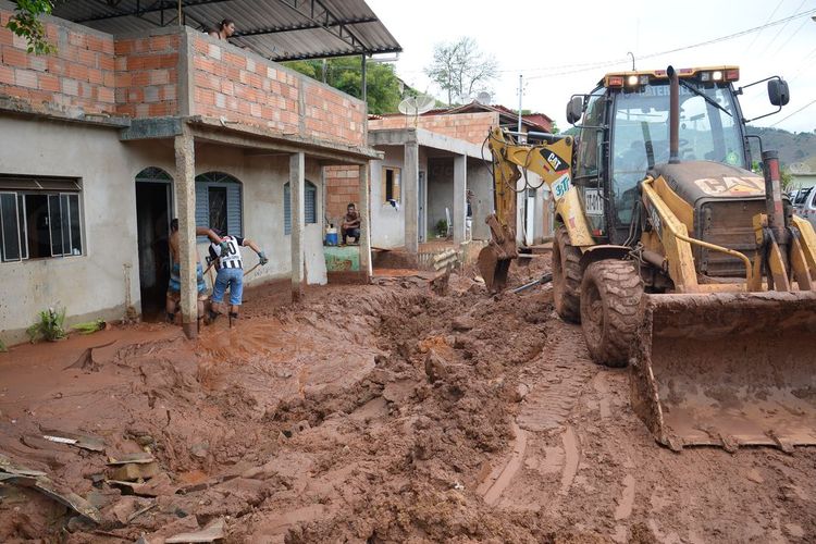 Enxurrada de lama atinge cidade de Barra Longa (MG)
