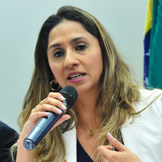 Audiência pública o diagnóstico e tratamento da esclerose múltipla no Brasil. Advogada da Associação Brasileira de Esclerose Múltipla (ABEM), Sumaya Caldas Afif