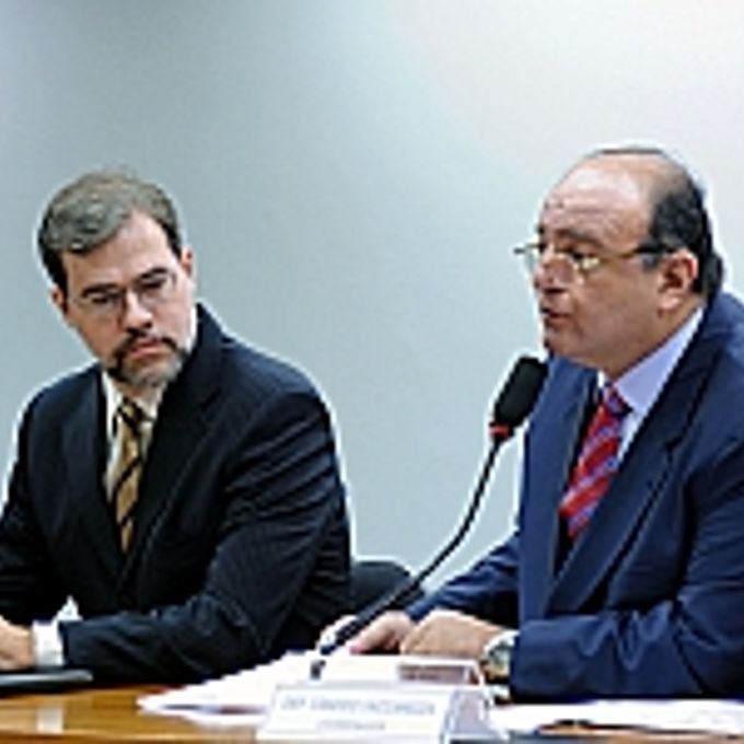 Audiência pública com a presença do ministro do Tribunal Superior Eleitoral (TSE), José Antonio Dias Toffoli para discutir o trabalho da grupo. À direita, o presidente do grupo, dep. Cândido Vaccarezza (PT-SP)
