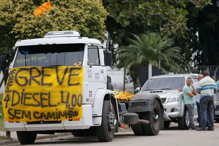 Caminhoneiros protestam contra elevação no preço do diesel na rodovia BR-040, em Duque de Caxias