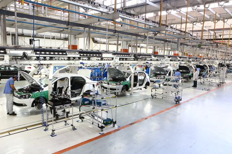 Economia - Indústria e comércio - fábrica de carros veículos automóveis linha de produção metalúrgicos