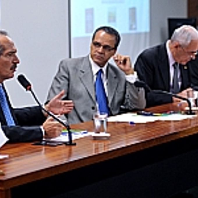 Dep. Aldo Rebelo (PCdoB-SP), Dep. Henrique Eduardo Alves (PMDB-RN), Dep. Reinhold Stephanes (PMDB-PR) e Luiz Carlos de Moraes (especialista em direito ambiental)