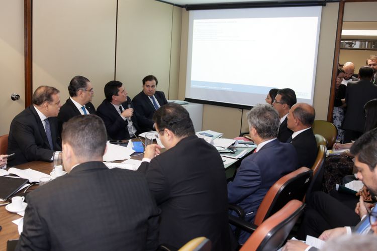 Presidente da Câmara dos Deputados, Rodrigo Maia, e o ministro da Justiça e Segurança Pública, Sérgio Moro, em reunião com o Grupo de Trabalho.